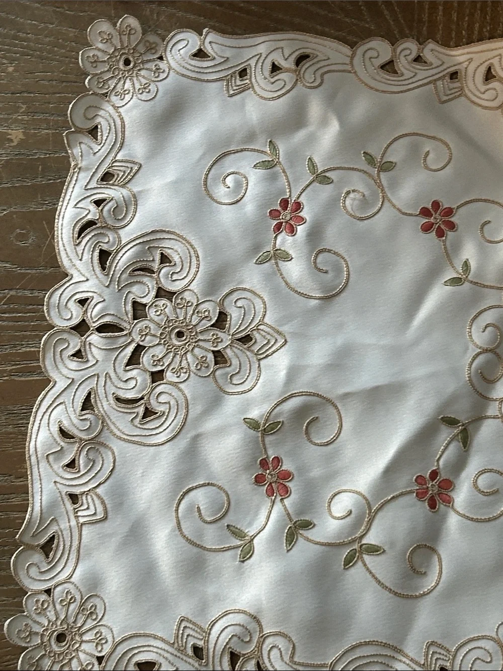 NWT! Vintage Inspired Shabby Chic Embroidered Floral Linen Centerpiece